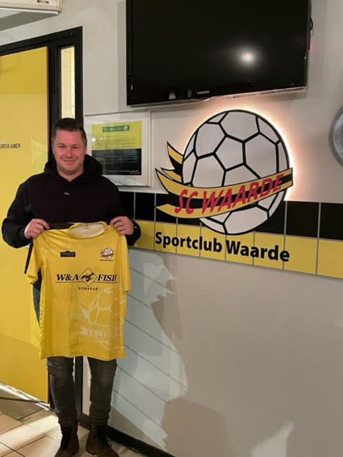 Johnny van Dijke bij zijn aanstelling als nieuwe trainer van Waarde. Na één seizoen vertrekt hij weer bij de club.