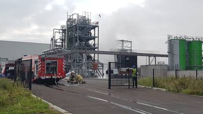 Hevige brand bij recyclagebedrijf Renasci onder controle, toch gemeentelijk rampenplan afgekondigd wegens gelekte brandstof