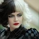 Bals, kostuums en een enorme bak popmuziek houden de vaart in Cruella