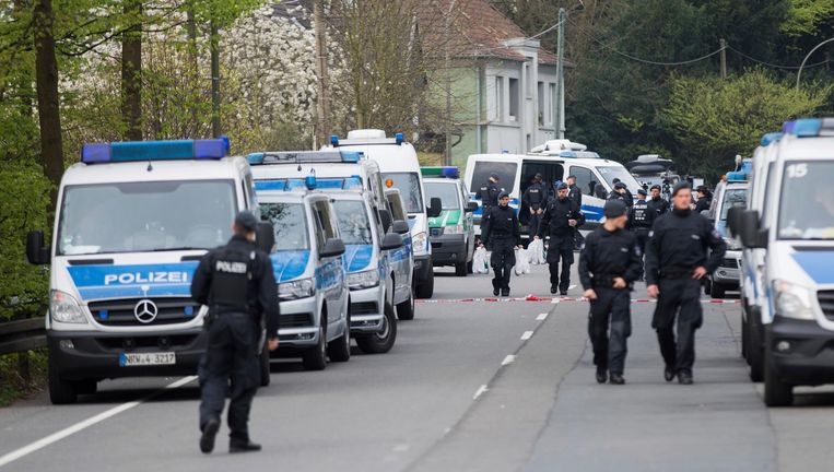 Politie in de buurt van de spelersbus van Dortmund na de explosies. Beeld ap