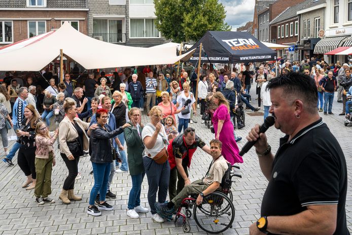 Volkszanger Robert Pouwels zorgt met bijzonder geste voor eerste  benefietconcert voor Braamhuis | Zevenaar | gelderlander.nl