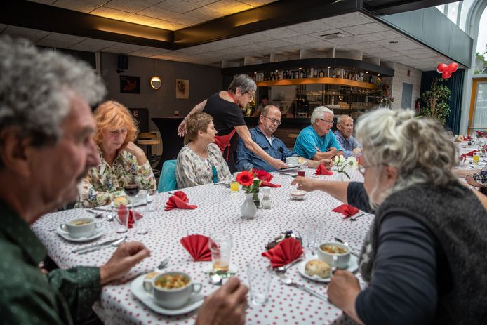 Augustus 2018: een volle tafel bij de eerste avond van Resto Van Harte in dorpshuis de Meiboom.