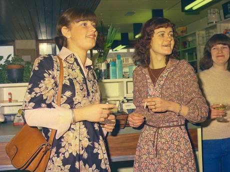 Een glaasje en een sigaretje bij opening van nieuwe apotheek