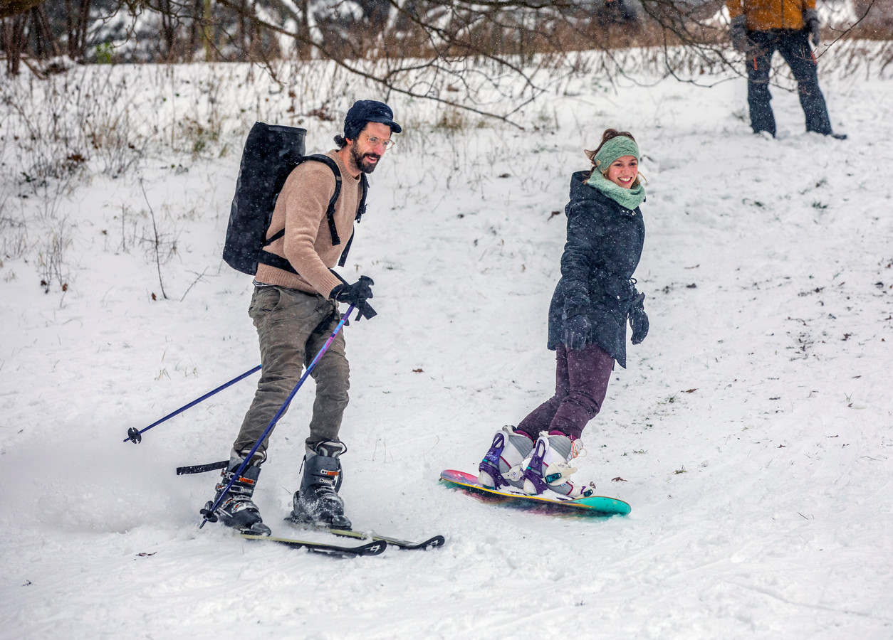 Dik sneeuw zorgt voor 'Zo kunnen we toch een beetje op wintersport' | Foto | AD.nl