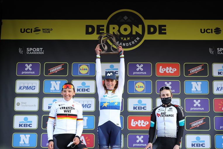 Lisa Brennauer (tweede), Annemiek van Vleuten (eerste) en Grace Brown (derde) op het podium van de Ronde in Oudenaarde. Beeld BELGA