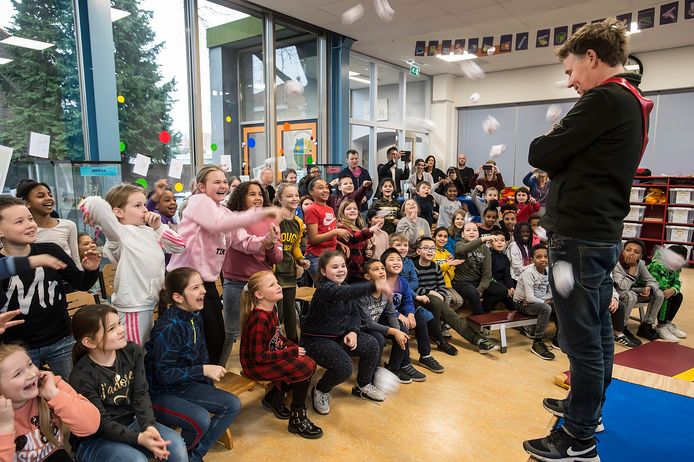 Schrijver Eus Roovers gaat een klas een half jaar begeleiden met schrijven.