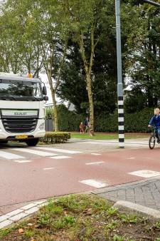 Stoplichten, drempels of tóch de voorrang andersom op Beuningse kruising? ‘Er komen hier drie ambulances per maand’