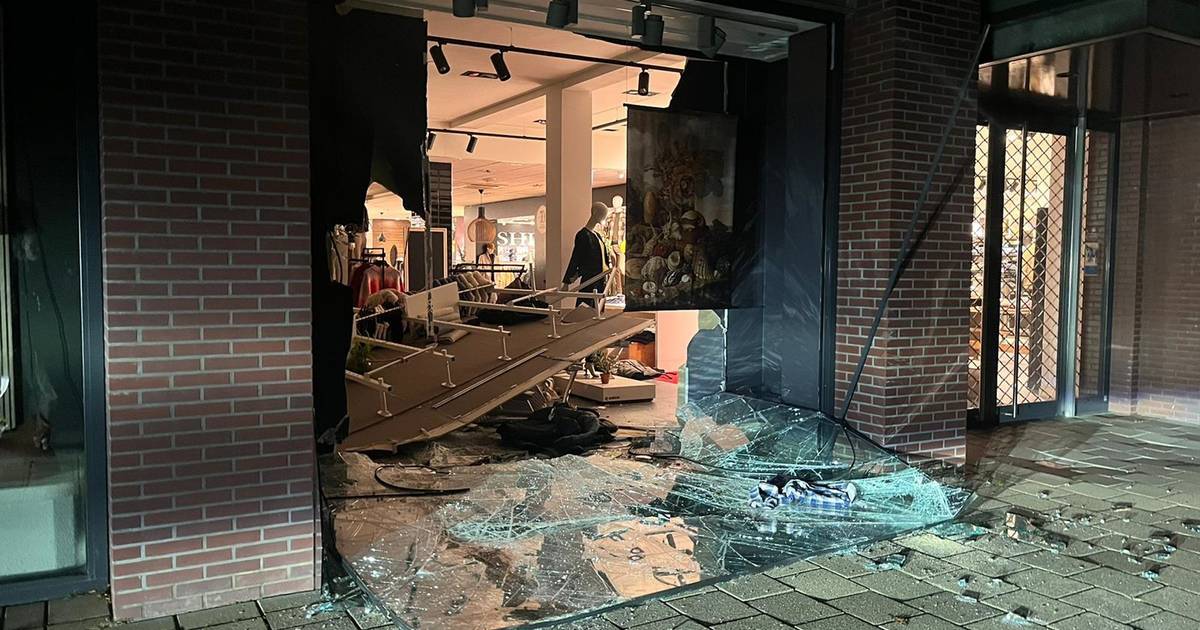 Enorme ravage nadat auto modezaak in Ravenstein ramt: raam van etalage breekt los, verdachten rijden
