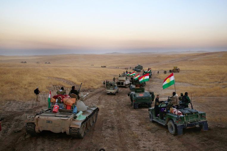 Koerdische peshmergastrijders op weg naar de frontlijn ongeveer dertig kilomer ten oosten van Mosul. Beeld ap