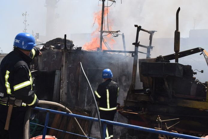 Brandweerlieden bestrijden het vuur in de haven van Odesa na een Russische raketaanval.