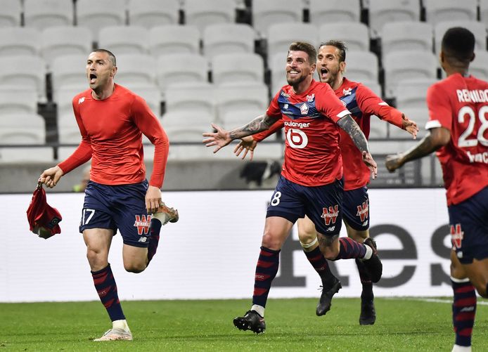 Lille OSC wint de topper van Olympique Lyon dankzij twee treffers van Burak Yilmaz.