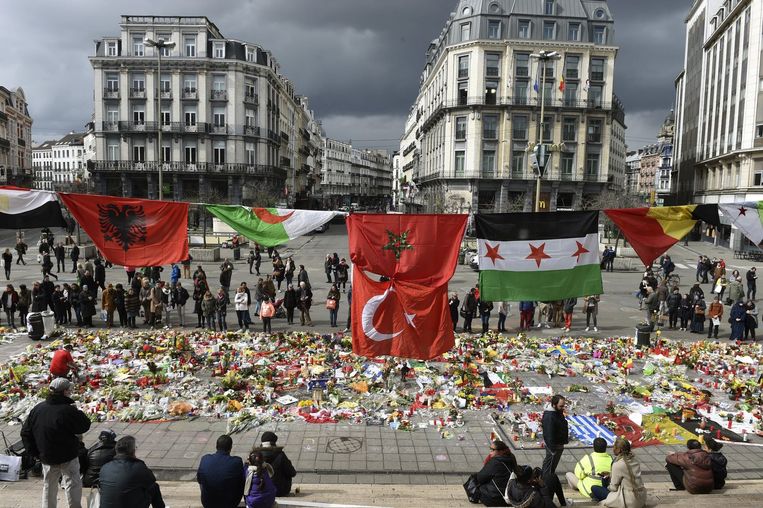 Bloemen, kaarsen, vlaggen en tekeningen op het Beursplein in Brussel brengen hulde aan de slachtoffers van de aanslagen in Zaventem en Maalbeek op dinsdag 22 maart.  Beeld photo_news