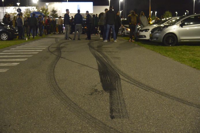 Twee gewonden bij botsing op parkeerplaats vol bandensporen in Breda.
