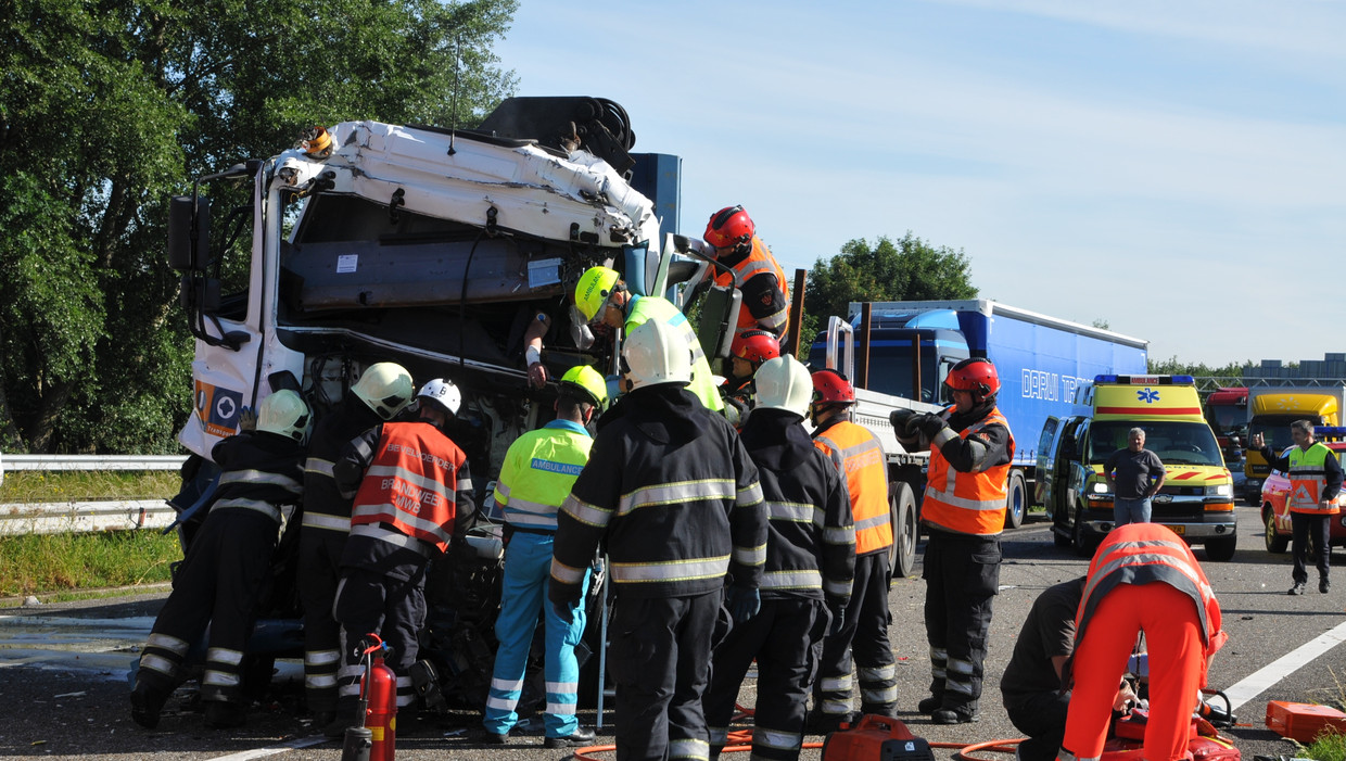 Een botsing met meerdere auto;s en vrachtwagens. Beeld ANP