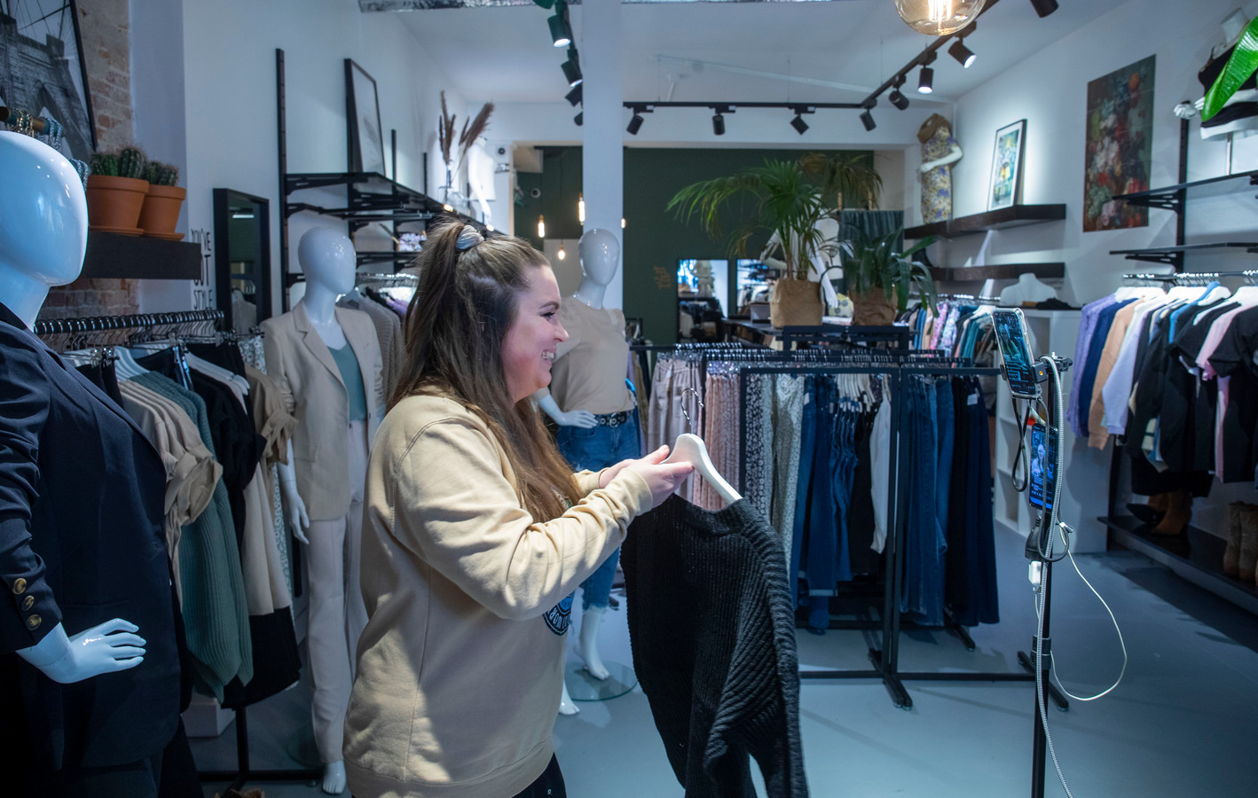 mat Dwars zitten verklaren Eenmaal, andermaal... en weer heeft Viënna een kledingstuk online verkocht  vanuit de winkel | Foto | gelderlander.nl