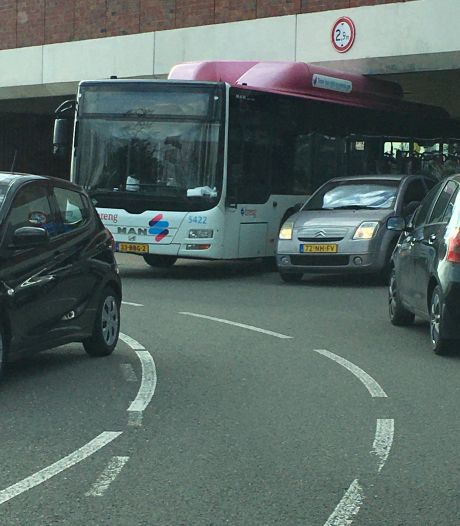En wéér een vrachtwagen klem onder dit viaduct in Nijmegen: ‘Gebeurt elke maand’