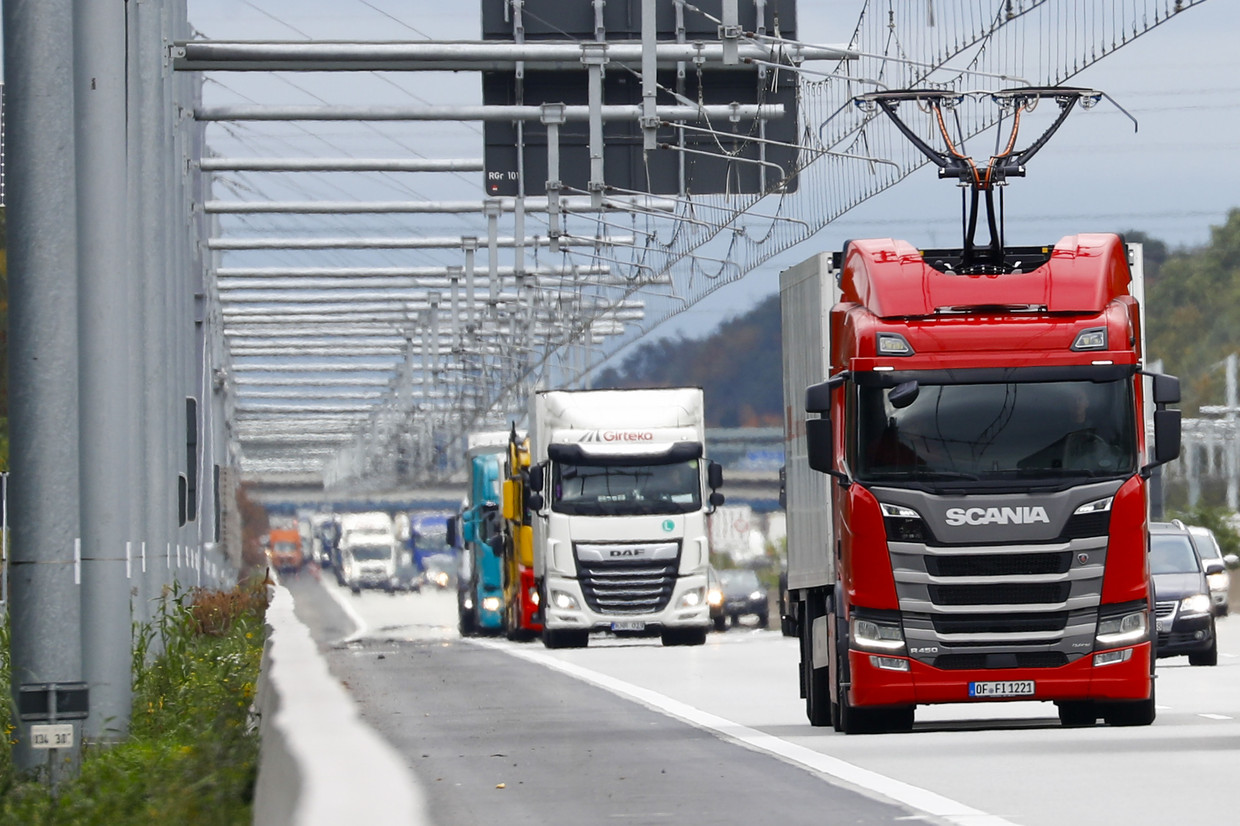 Een vrachtwagen rijdt door middel van elektriciteitskabels. Beeld Getty 