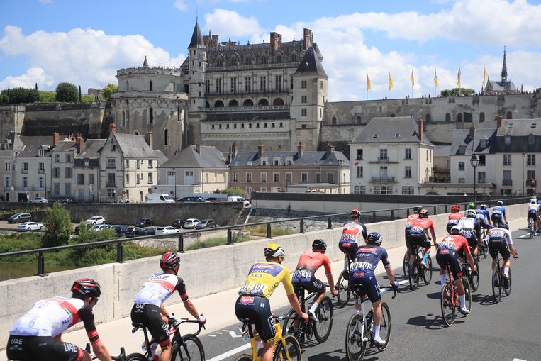 Con Matthew van der Poel in maglia gialla, il Tour Peleton supera il castello di Amboise.  Foto dell'Agenzia per la protezione dell'ambiente