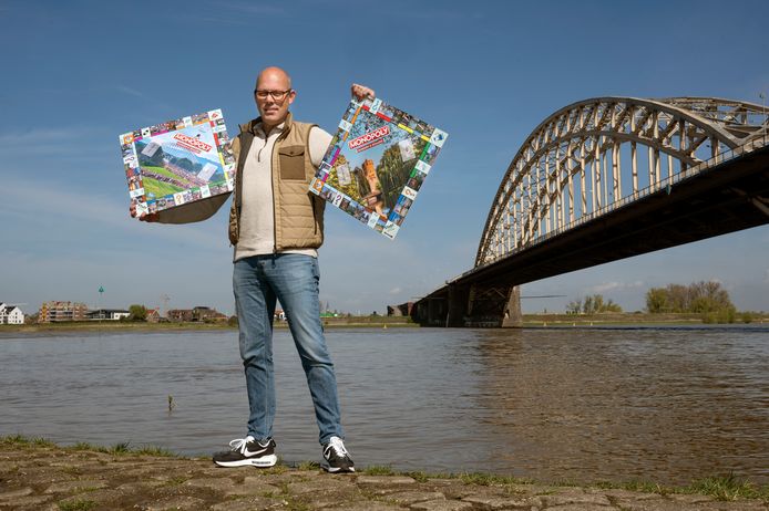 Drutenaar Jan Diebels met Nijmegen en 4Daagse Monopoly bij de Waalbrug.