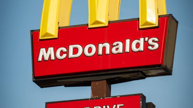 Onder invloed en zonder rijbewijs: jongeren rijden tegen paal aan McDonalds