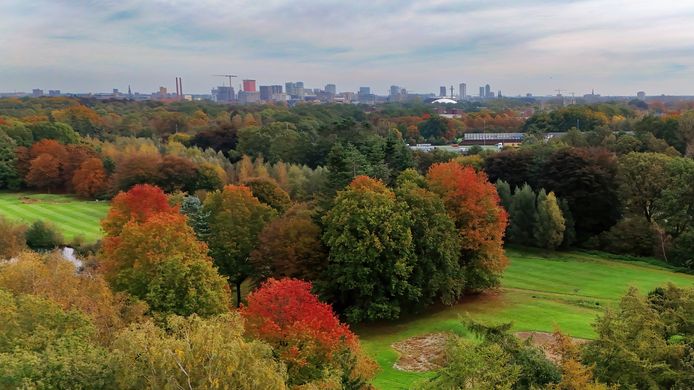 De Eindhovense gemeenteraad houdt de optie voor woningbouw op de voormalige golfbaan Welschap nog open.