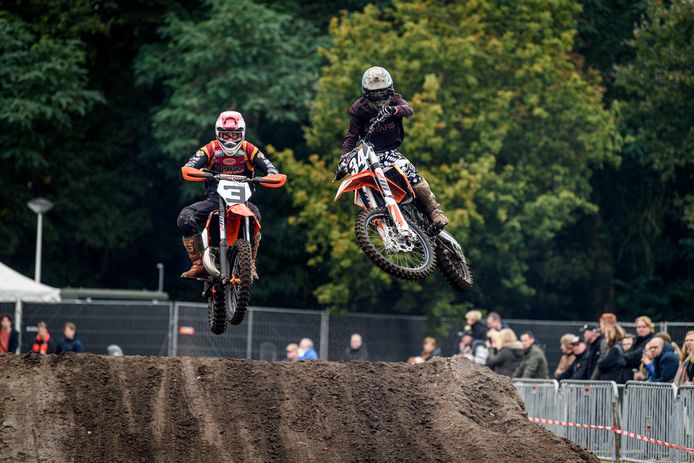 Vooral de springbulten zorgen voor spektakel als de crossmotoren voorbij schieten op het Helders Fees.