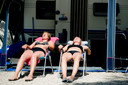 Twee vrouwen liggen in de zon op camping Domaine Le Pommier in het Franse Villeneuve-de-Berg