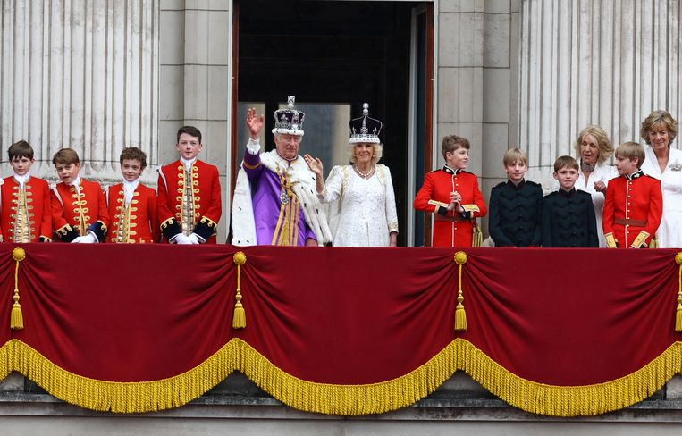 Вот так принц Гарри отправился на коронацию короля Карла III по пути в США