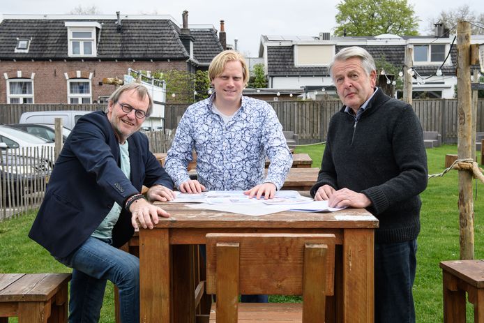 Vlnr: Jos van den Born, Ron Hoogsteder en André Odding, die samen de eerste Noabershof in Nijverdal willen realiseren.