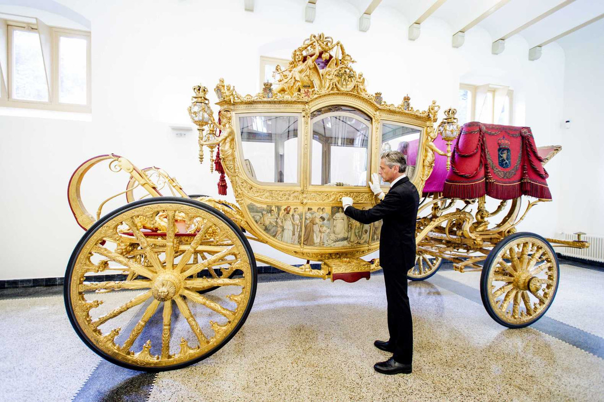Conservator Paul Rem bij de Gouden Koets in het museum bij Paleis Het Loo bij de tentoonstelling Paardenkracht en Autopracht. Na Prinsjesdag zal de koets drie tot vier jaar in onderhoud gaan. Beeld anp