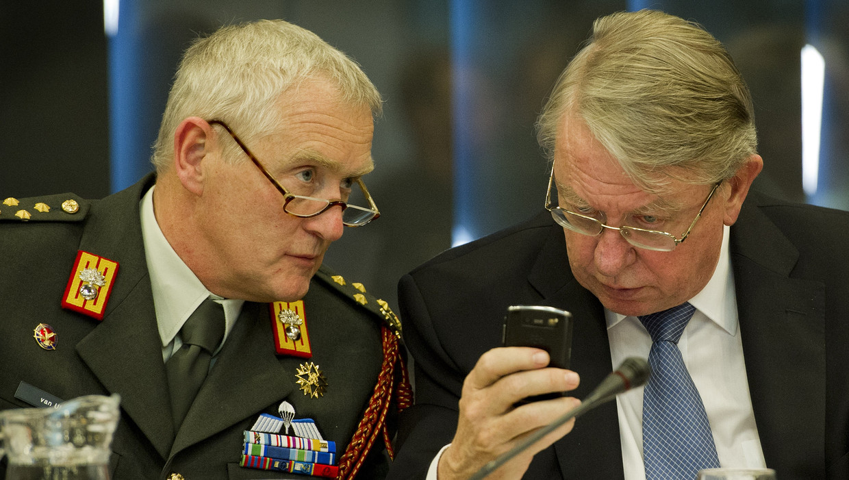 Minister Hans Hillen van Defensie en Commandant der Strijdkrachten Peter van Uhm in maart dit jaar tijdens het debat over de bezuinigingsmaatregelen. Beeld ANP