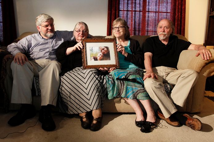 In juni 2014 houden Patrick Boyle, Linda Boyle, Lyn Coleman en Jim Coleman een foto vast van hun gekidnapte kinderen, Joshua Boyle en Caitlan Coleman.