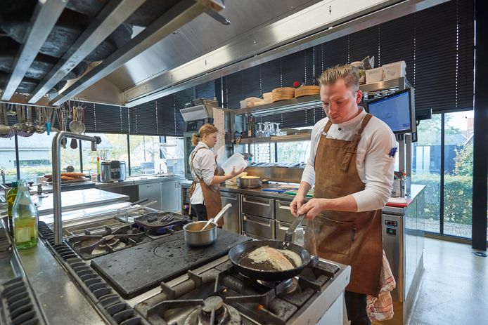 Kok Chiel Bus aan het werk in restaurant Welgelegen in Groenlo.