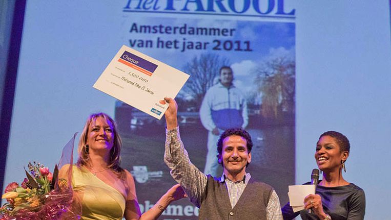 Mohamed Taha El Idrissi is de Amsterdammer van het Jaar. Links Barbara van Beukering hoofdredacteur van Het Parool, rechts presentratice Sylvana Simons. © Maarten Brante Beeld 