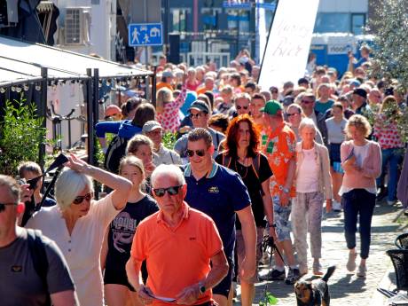 Wandeldagje met veel zon en gezelligheid: ‘Goh, krijg ik hier op dit vlakke terrein zomaar een blaar’