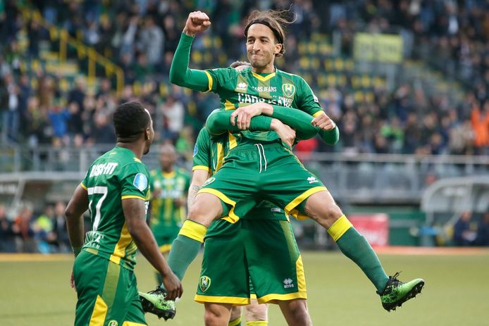 Nasser El Khayati wordt opgetild na zijn doelpunt tegen Willem II in de laatste wedstrijd van vorig seizoen. Hij vertrok vervolgens in de zomerstop bij ADO.