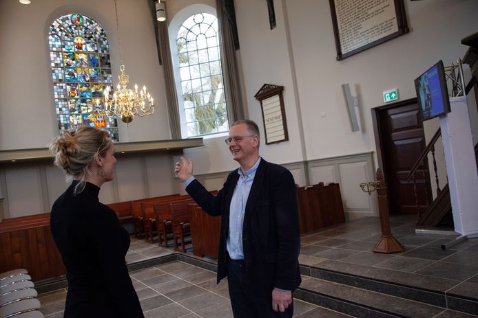 Hans Verkerk geeft een rondleiding door de geheel gerenoveerde hervormde  kerk Zegveld.