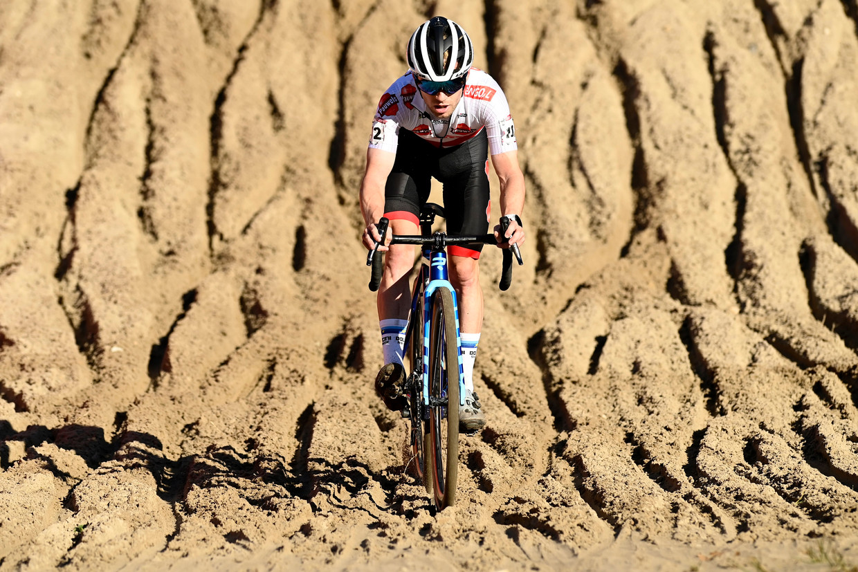 Eli Iserbyt door het zand in Zonhoven. 'Ik zou het wel eens fijn vinden om te kunnen crossen in Brazilië.’ Beeld Photo News