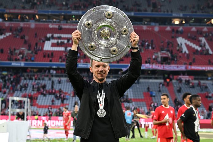 Nagelsmann pronkt met de Bundesligaschaal.