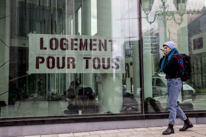 Depuis près d’une semaine, 70 demandeurs d’asile occupent le bâtiment appelé à accueillir le futur centre de crise fédéral sur le boulevard Albert II. Les demandeurs d’asile ont décidé d’occuper ce lieu après avoir été évacués du palais des droits, après le démantèlement du campement le long du canal et l’évacuation de l’ancien allée du kaai où ils avaient trouvé refuge, près de Tour & Taxis.