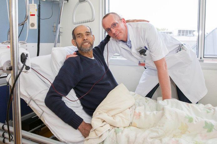 Mohamed Boudouaou en cardioloog John Blok in het Albert Schweitzer ziekenhuis.