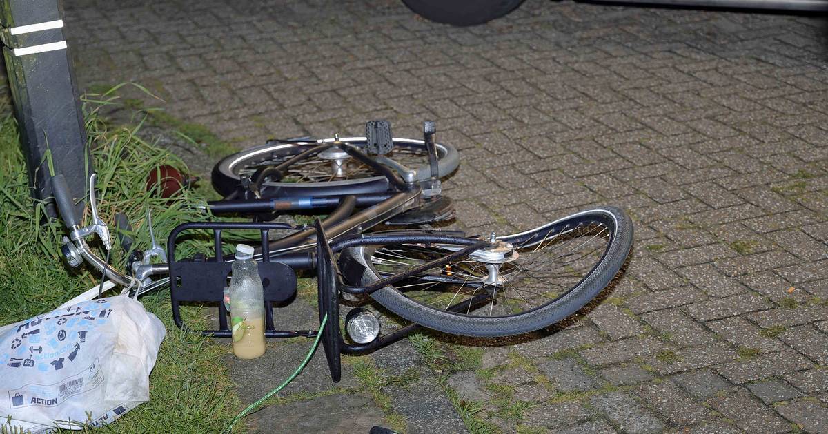 Fietser raakt gewond bij botsing met auto op kruising in Waalwijk, met ambulance naar ziekenhuis.