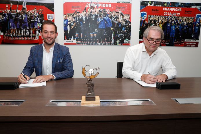 Guillaume Collard van Eleven Sports en Pro League-CEO Pierre Francois ondertekenen het televisiecontract.