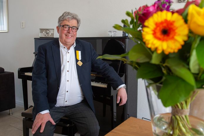 Jos Vingerhoets kreeg de pauselijke onderscheiding Pro Ecclesia et Pontifice voor de halve eeuw waarin hij kerkkoren in Tilburg dirigeerde.