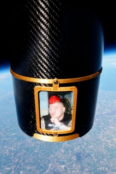 La veuve d'un astronome tué dans un accident de voiture envoie ses cendres dans l'espace