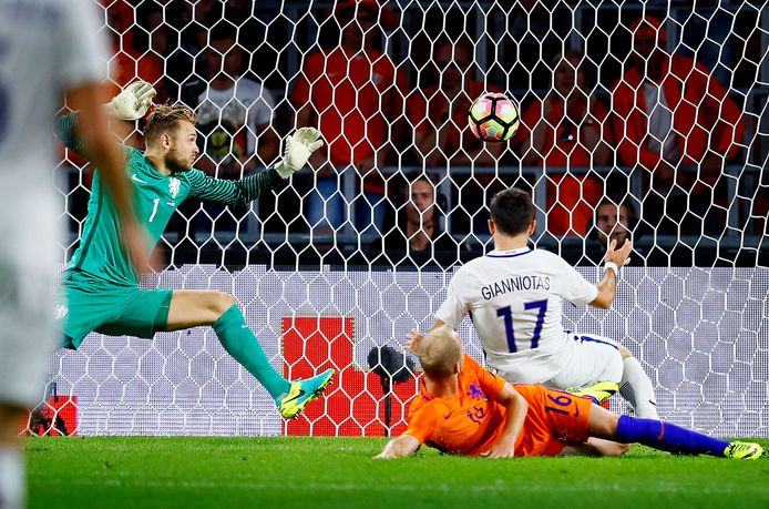 Giannis Gianniotas maakt de winnen goal voor Griekenland. De PSV’ers Jeroen Zoet en Jorrit Hendrix zijn verslagen.