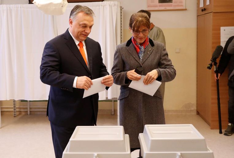 De Hongaarse premier Viktor Orbán en zijn vrouw Aniko Levai in het stemlokaal. Beeld reuters