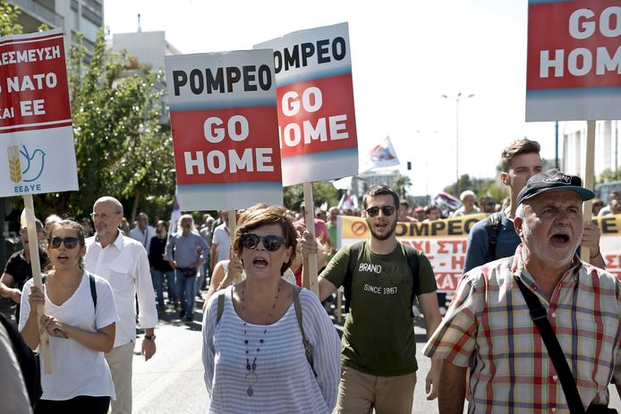 Betogers protesteren tegen het bezoek van de Amerikaanse minister van Buitenlandse Zaken Pompeo in Athene.