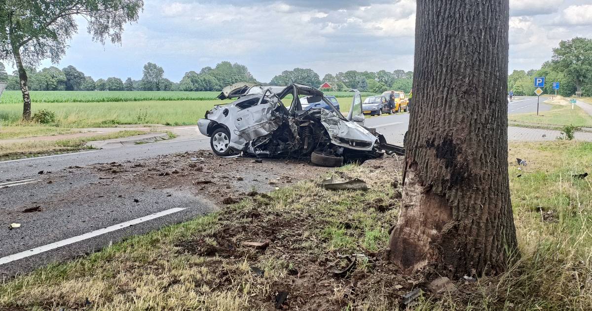Man zwaargewond bij eenzijdig ongeluk, omstander trekt slachtoffer uit rokende auto.