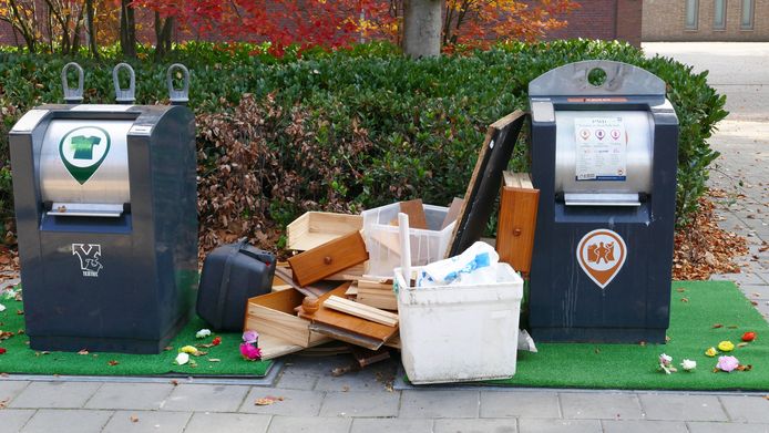 Afvaldumping bij opgefleurde containers.